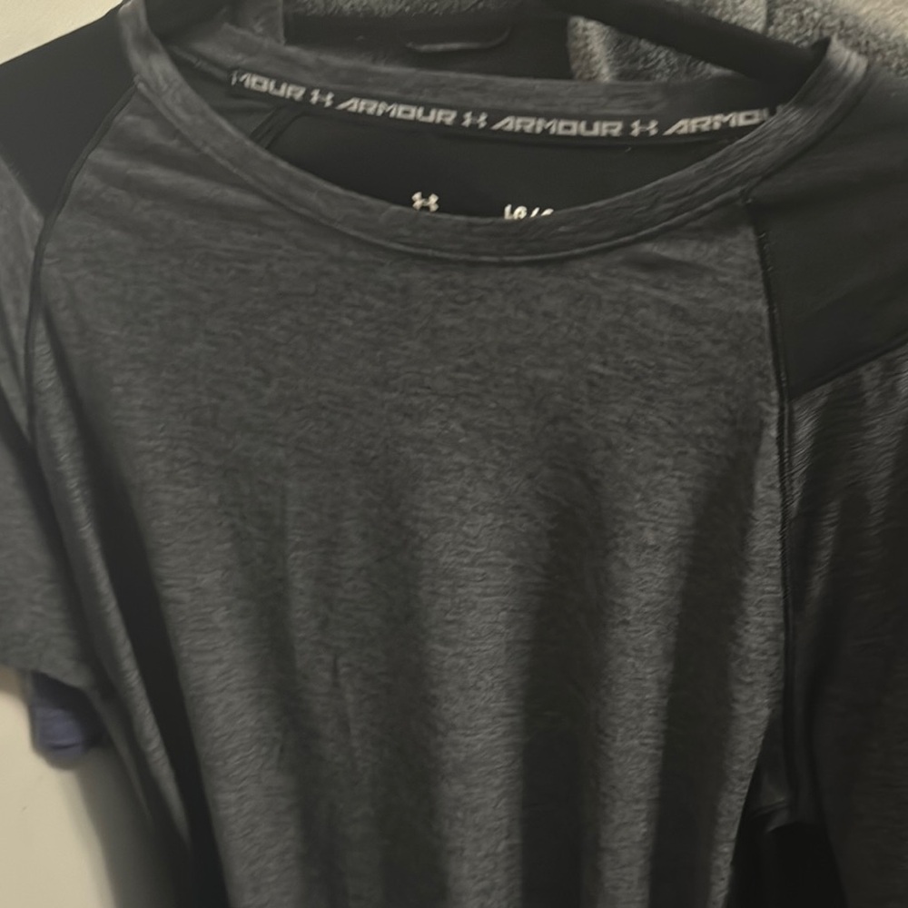 Under Armour Men's Charcoal and Black Tee